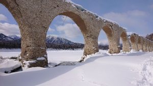 糠平湖に遺構と切り株が残った