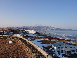 海まで続く日高山脈