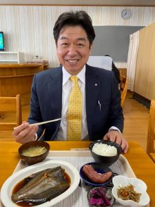 道の駅で自慢の海の幸を並んだ