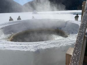 世界唯一の氷上露天風呂