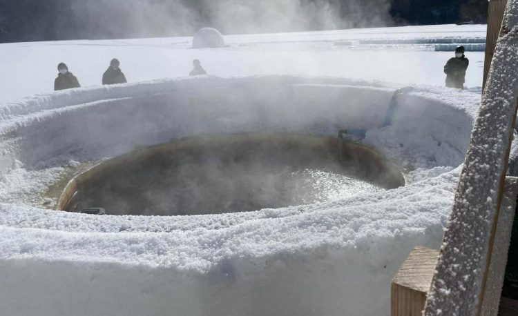 世界唯一の氷上露天風呂