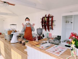 あびらカフェの経営者である浅野浩司さん