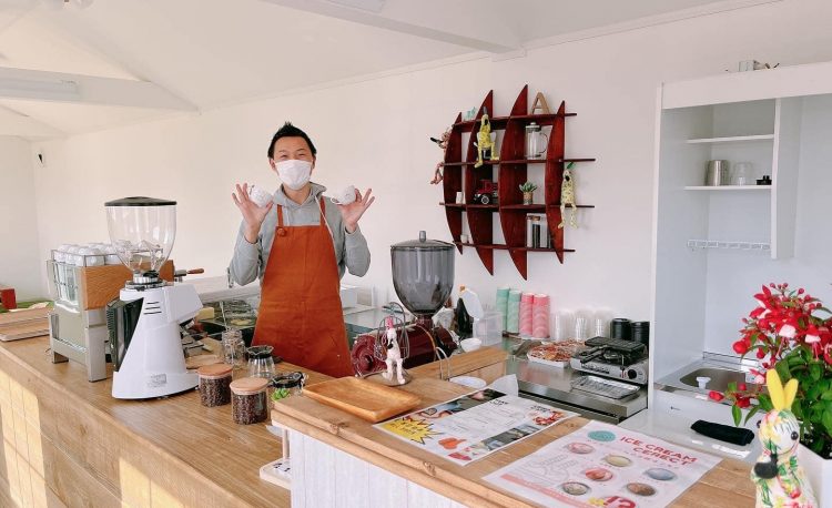 あびらカフェの経営者である浅野浩司さん